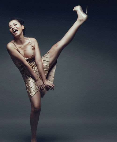 Thu Minh sợ...lộ hàng. Thu Minh sợ...lộ hàng.