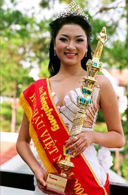 Năm 2004, người đẹp đất cảng Nguyễn Thị Huyền tiếp tục đăng quang Hoa hậu, cô sinh năm 1985. Năm 2004, người đẹp đất cảng Nguyễn Thị Huyền tiếp tục đăng quang Hoa hậu, cô sinh năm 1985.