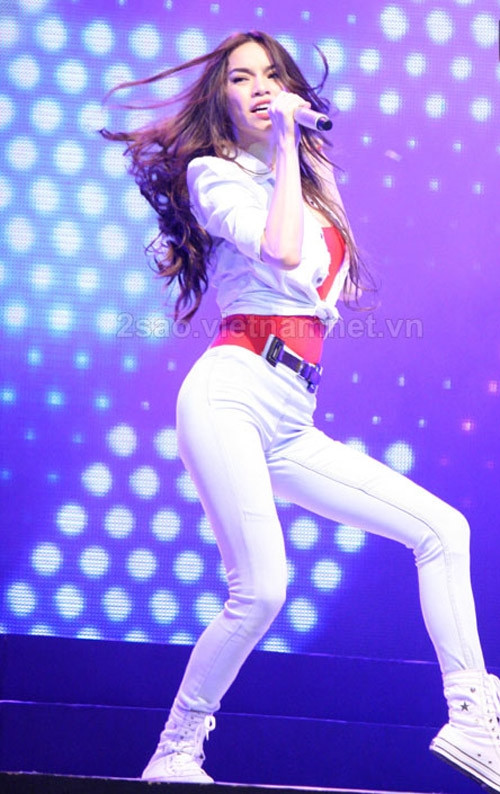 Nữ ca sĩ luôn khoe cơ thể quyến rũ trong mỗi điệu nhảy. Nữ ca sĩ luôn khoe cơ thể quyến rũ trong mỗi điệu nhảy.