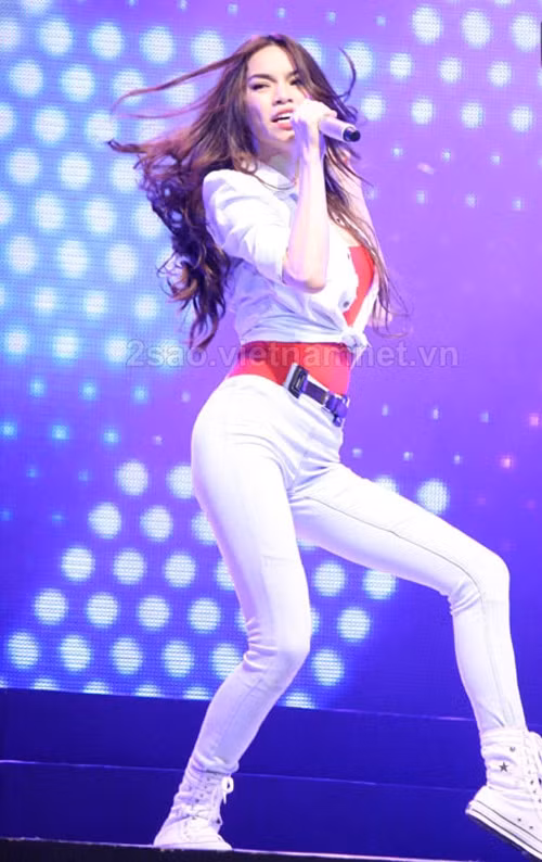 Nữ ca sĩ luôn khoe cơ thể quyến rũ trong mỗi điệu nhảy.