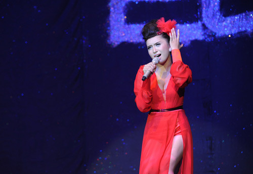 Ngoài ra các ca sỹ tham gia phần 1 của live concert như Văn Mai Hương, Noo Phước Thịnh, Ái Phương, Tiêu Châu Như Quỳnh, V.Music, X5… cũng ngồi lại đến hết chương trình để theo dõi và nhiệt tình cổ vũ. (Theo zing)