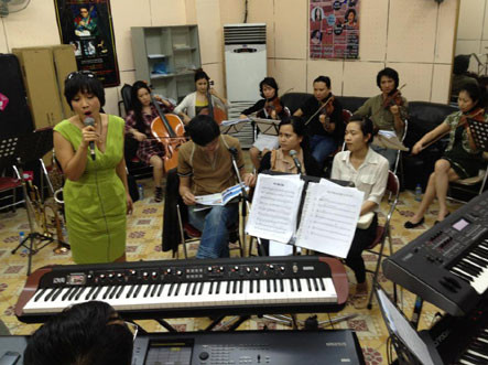 Để chuẩn bị cho liveshow "Và em sẽ hát", Mỹ Linh cùng ban nhạc Anh và em của ông xã đã ngày đêm tập luyện kỷ niệm 20 năm ca hát của mình. Để chuẩn bị cho liveshow "Và em sẽ hát", Mỹ Linh cùng ban nhạc Anh và em của ông xã đã ngày đêm tập luyện kỷ niệm 20 năm ca hát của mình.