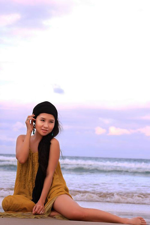 Mai Khôi đã rủ người bạn thân của mình làm phó nháy để ghi lại những shoot hình quyến rũ trước biển mở đầu cho một năm mới. (Theo bee) Mai Khôi đã rủ người bạn thân của mình làm phó nháy để ghi lại những shoot hình quyến rũ trước biển mở đầu cho một năm mới. (Theo bee)