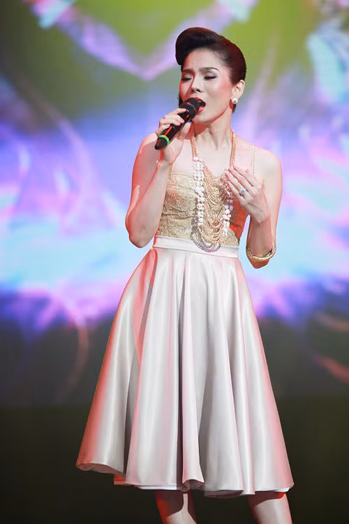 Liveshow được chia làm ba phần, xuyên suốt chương trình, Lệ Quyên đã trình bày rất nhiều ca khúc được mọi người yêu thích trong 8 năm đi hát của mình. Là nhân vật chính, Lệ Quyên như một người kể chuyện dẫn dắt khán giả qua từng tiết mục của cô.