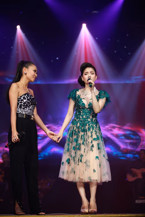 Trong đêm nhạc, Lệ Quyên lần lượt hát bằng con tim những ca khúc trong album mới mang tên "Tình khúc yêu thương".