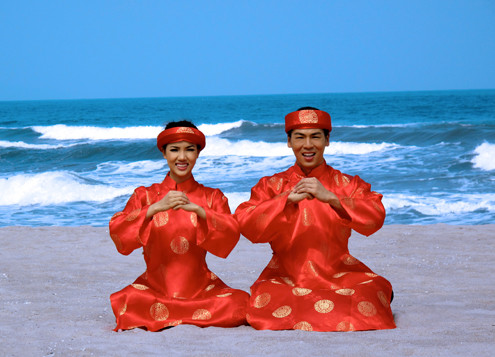 Mặc áo dài khăn đóng đỏ thắm, đôi bạn diễn trong 'Huyền sử thiên đô' có khoảnh khắc đẹp lãng mạn, tay trong tay cung chúc tân xuân vào đầu tháng 2/2011. Mặc áo dài khăn đóng đỏ thắm, đôi bạn diễn trong 'Huyền sử thiên đô' có khoảnh khắc đẹp lãng mạn, tay trong tay cung chúc tân xuân vào đầu tháng 2/2011.