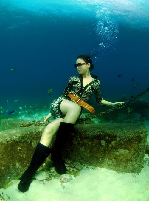 Nét cá tính và vẻ đẹp duyên dáng của cô in dấu ấn đậm nét trong từng shoot hình. (Theo 24h) Nét cá tính và vẻ đẹp duyên dáng của cô in dấu ấn đậm nét trong từng shoot hình. (Theo 24h)