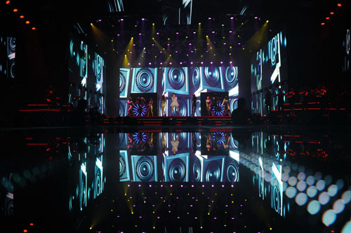 Sân khấu hoành tráng với những ý tưởng độc. (Theo TN)