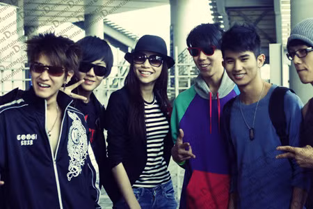 Hồ Ngọc Hà chụp ảnh lưu niệm cùng ban nhạc trẻ đến từ Thái tại sân bay Hàn Quốc. (Theo vietbao)