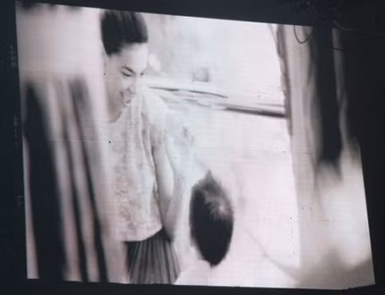 Qua đoạn clip ngắn chiếu tại đêm diễn, không ít người xem đã mừng cho Hà Hồ khi nhìn thấy cô nở nụ cười hạnh phúc, mãn nguyện và không âu lo trong lúc vui đùa cùng con trai. Gia đình bé nhỏ này chính là động lực vô cùng to lớn đã giúp Hồ Ngọc Hà tự tin vượt qua biến cố và có được thành quả như ngày hôm nay. (Theo VTC)