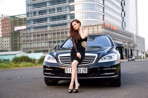 Vy Oanh - ca sĩ nổi tiếng với những món đồ hiệu hàng độc, gợi cảm và nóng bỏng bên chiếc xe sang S500 Blue Efficiency của mình. Vy Oanh - ca sĩ nổi tiếng với những món đồ hiệu hàng độc, gợi cảm và nóng bỏng bên chiếc xe sang S500 Blue Efficiency của mình.