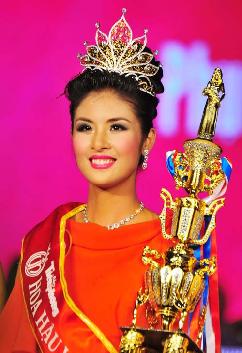 Người đẹp Đặng Thị Ngọc Hân đăng quang Hoa hậu vào năm 2010, người đẹp sinh năm 1989 và là người đẹp Hà Nội thứ 6 giành được ngôi vị Hoa hậu. Người đẹp Đặng Thị Ngọc Hân đăng quang Hoa hậu vào năm 2010, người đẹp sinh năm 1989 và là người đẹp Hà Nội thứ 6 giành được ngôi vị Hoa hậu.