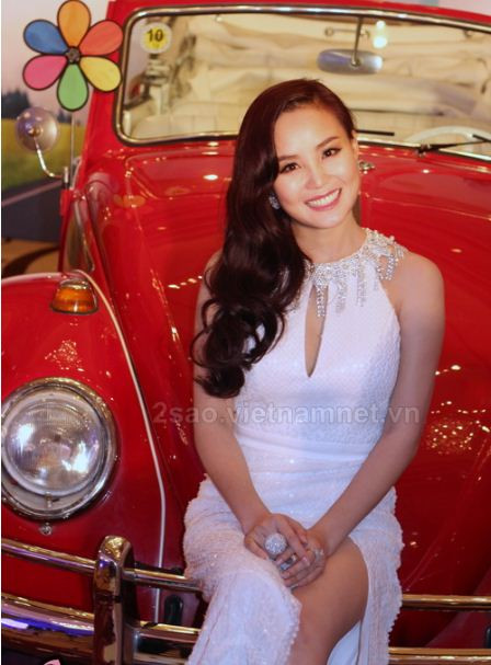 Vy Oanh không ngại ngần tạo dáng cũng như chia sẻ với mọi người về MV với sự đầu tư “khủng” của mình. (Theo 2sao) Vy Oanh không ngại ngần tạo dáng cũng như chia sẻ với mọi người về MV với sự đầu tư “khủng” của mình. (Theo 2sao)