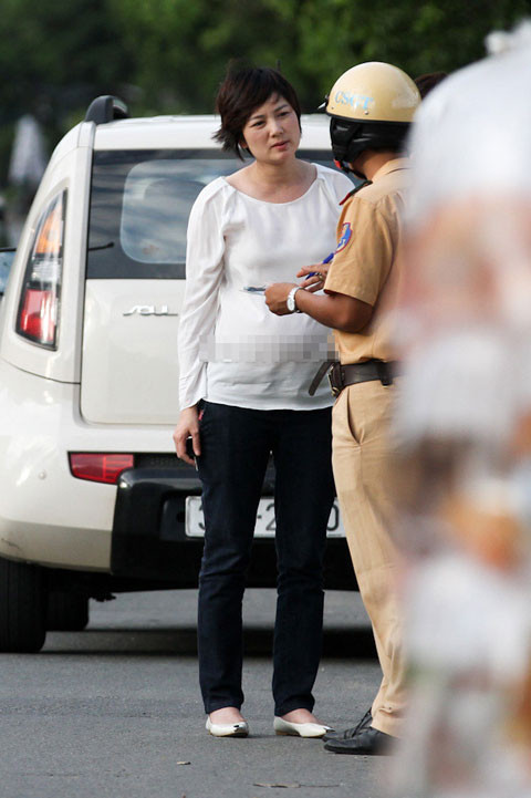 Có vẻ vì đang mang bầu khá to nên Thúy Vinh hạn chế lái xe và để cô bạn gái của mình cầm tay lái. Tuy nhiên, không rõ người này điều khiển thế nào khiến cảnh sát giao thông chú ý và yêu cầu dừng xe để xuất trình giấy tờ. Có vẻ vì đang mang bầu khá to nên Thúy Vinh hạn chế lái xe và để cô bạn gái của mình cầm tay lái. Tuy nhiên, không rõ người này điều khiển thế nào khiến cảnh sát giao thông chú ý và yêu cầu dừng xe để xuất trình giấy tờ.