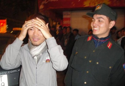 Trong thời điểm tổ công tác đặc biệt Công an Hà Nội đang làm nhiệm vụ trên tuyến đường ngã tư Lê Đại Hành - Đại Cồ Việt thì bất ngờ phát hiện chiếc ôtô bốn chỗ của diễn viên hài Vượng “râu” đang đi vào đường cấm, ngay lập tức các đồng chí công an đã yêu cầu chiếc xe dừng lại để kiểm tra giấy tờ. Trong thời điểm tổ công tác đặc biệt Công an Hà Nội đang làm nhiệm vụ trên tuyến đường ngã tư Lê Đại Hành - Đại Cồ Việt thì bất ngờ phát hiện chiếc ôtô bốn chỗ của diễn viên hài Vượng “râu” đang đi vào đường cấm, ngay lập tức các đồng chí công an đã yêu cầu chiếc xe dừng lại để kiểm tra giấy tờ.