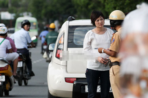 Thúy Vinh phải giải trình khá lâu. Tuy nhiên, sau khi xuất trình đầy đủ giấy tờ, xe của chị đã được cảnh sát giao thông cho đi tiếp. Thúy Vinh phải giải trình khá lâu. Tuy nhiên, sau khi xuất trình đầy đủ giấy tờ, xe của chị đã được cảnh sát giao thông cho đi tiếp.