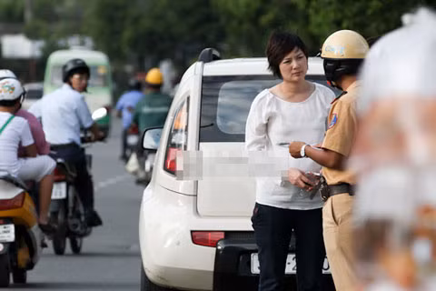 Thúy Vinh phải giải trình khá lâu. Tuy nhiên, sau khi xuất trình đầy đủ giấy tờ, xe của chị đã được cảnh sát giao thông cho đi tiếp.