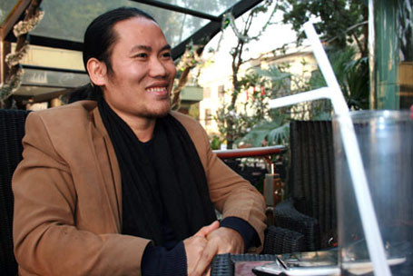 Ngay sau đó Cảnh sát giao thông cùng một cảnh sát đặc nhiệm đã đưa Vượng “râu” về trụ sở cảnh sát gần nhất để làm việc. Chứng minh được dùi cui điện trong ô tô là dụng cụ đi diễn nhưng theo quy định Vượng “râu” vẫn bị xử phạt hành chính và giam giữ trong 24 giờ vì phạm luật giao thông đường bộ. (Theo vnmedia) Ngay sau đó Cảnh sát giao thông cùng một cảnh sát đặc nhiệm đã đưa Vượng “râu” về trụ sở cảnh sát gần nhất để làm việc. Chứng minh được dùi cui điện trong ô tô là dụng cụ đi diễn nhưng theo quy định Vượng “râu” vẫn bị xử phạt hành chính và giam giữ trong 24 giờ vì phạm luật giao thông đường bộ. (Theo vnmedia)