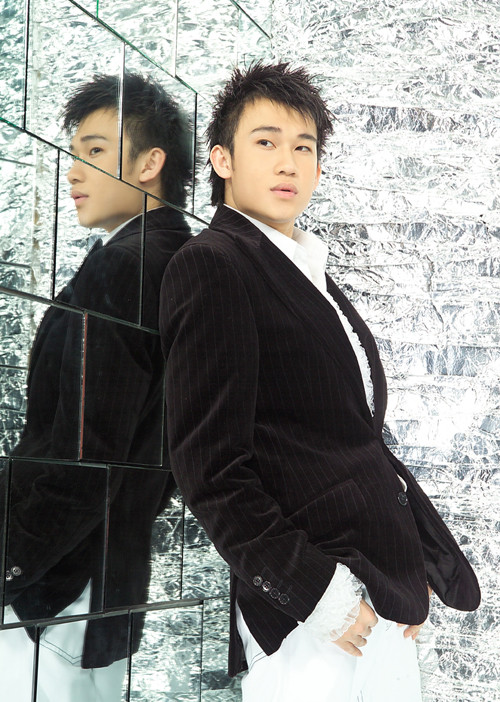 Thượng tá Trần Sơn cho biết: "Đối với trường hợp không đội mũ bảo hiểm của ca sỹ Dương Triệu Vũ sẽ bị xử phạt theo nghị định 34CP của chính phủ. Xử phạt vi phạm hành chính trong lĩnh vực giao thông đường bộ, không đội mũ bảo hiểm thì phạt từ 100 đến 200 nghìn đồng". (Theo vietnamnet) Thượng tá Trần Sơn cho biết: "Đối với trường hợp không đội mũ bảo hiểm của ca sỹ Dương Triệu Vũ sẽ bị xử phạt theo nghị định 34CP của chính phủ. Xử phạt vi phạm hành chính trong lĩnh vực giao thông đường bộ, không đội mũ bảo hiểm thì phạt từ 100 đến 200 nghìn đồng". (Theo vietnamnet)