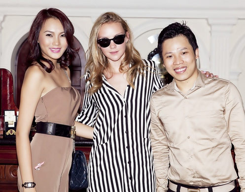 Người mẫu luôn khoe nụ cười thân thiện cùng gu ăn mặc thời trang và sành điệu của mình tại sân bay. (Theo 24h) Người mẫu luôn khoe nụ cười thân thiện cùng gu ăn mặc thời trang và sành điệu của mình tại sân bay. (Theo 24h)