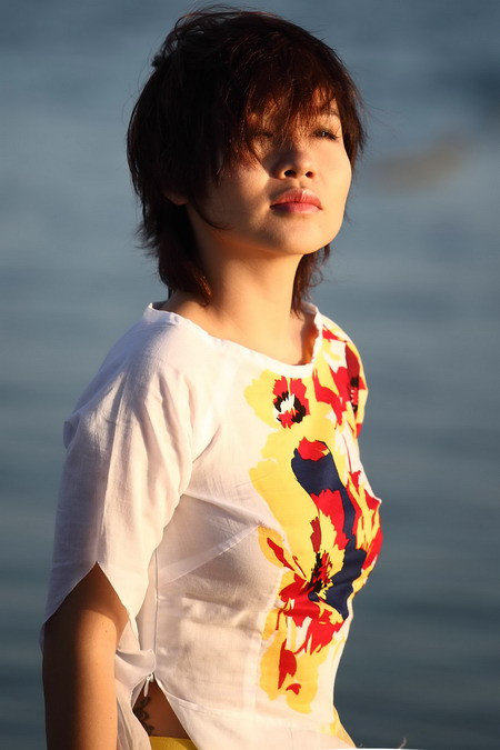 Mai Khôi trở nên dịu dàng trong tà áo dài thướt tha. (Theo danviet) Mai Khôi trở nên dịu dàng trong tà áo dài thướt tha. (Theo danviet)