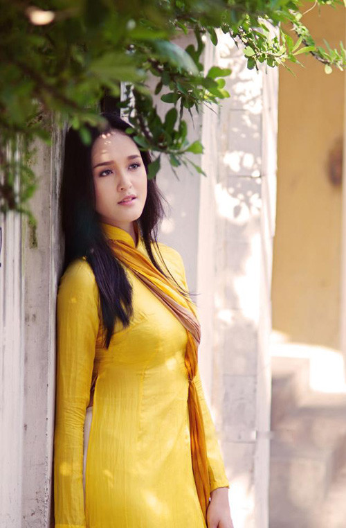 Á hậu dịu dàng trong tà áo dài truyền thống. Á hậu dịu dàng trong tà áo dài truyền thống.
