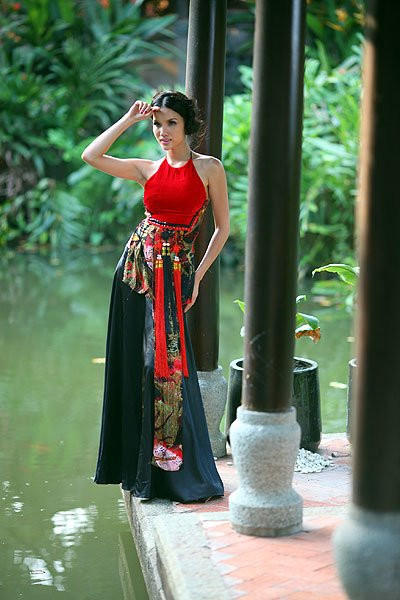 Cũng có thể, chính vẻ đẹp sexy và duyên dáng của Bebe Phạm đã khiến anh chàng đào hoa Dustin Nguyễn quyết định ở lại Việt Nam vô thời hạn. (Ảnh vietnamnet) Cũng có thể, chính vẻ đẹp sexy và duyên dáng của Bebe Phạm đã khiến anh chàng đào hoa Dustin Nguyễn quyết định ở lại Việt Nam vô thời hạn. (Ảnh vietnamnet)