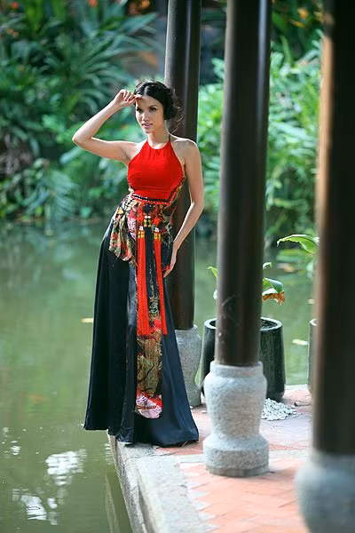 Cũng có thể, chính vẻ đẹp sexy và duyên dáng của Bebe Phạm đã khiến anh chàng đào hoa Dustin Nguyễn quyết định ở lại Việt Nam vô thời hạn. (Ảnh vietnamnet)