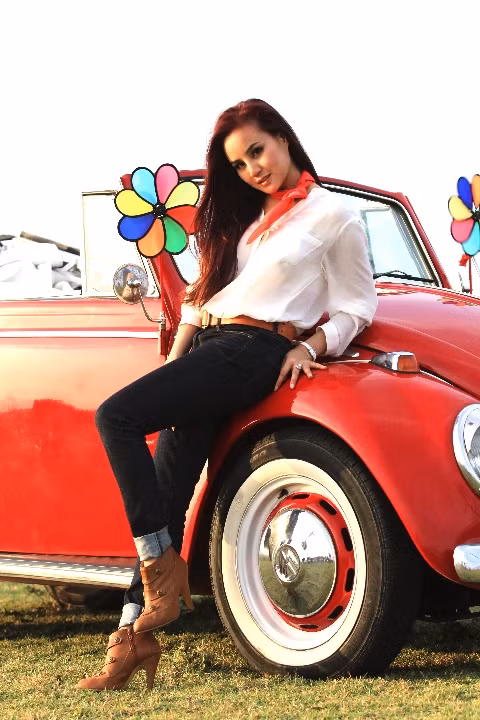 Lấy ý tưởng từ bộ phim hoạt hình Up được rất nhiều người yêu thích, video clip tiền tỷ của ca sĩ Vy Oanh cũng có những cảnh rất ấn tượng bên chiếc xế mui trần cổ màu đỏ quyến rũ. Lấy ý tưởng từ bộ phim hoạt hình Up được rất nhiều người yêu thích, video clip tiền tỷ của ca sĩ Vy Oanh cũng có những cảnh rất ấn tượng bên chiếc xế mui trần cổ màu đỏ quyến rũ.