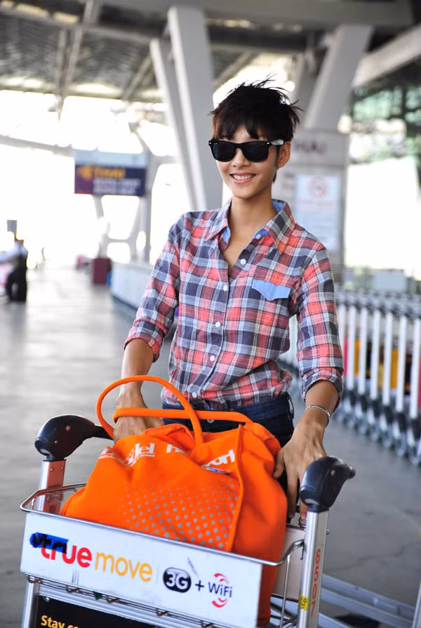 Hoàng Thùy đậm chất 'tomboy' tại sân bay Tân Sơn Nhất để chuẩn bị sang Thái Lan chụp hình vào tháng 1/2012. (Theo tin180)