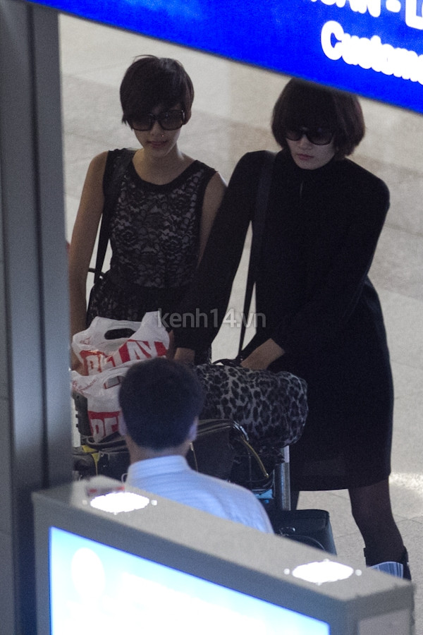 Tất cả đều đeo kính đen nhưng vẫn không khó để nhận ra dàn sao của Vietnam's Next Top Model giữa sân bay vì chiều cao khủng và thời trang độc đáo. (Theo kenh14)