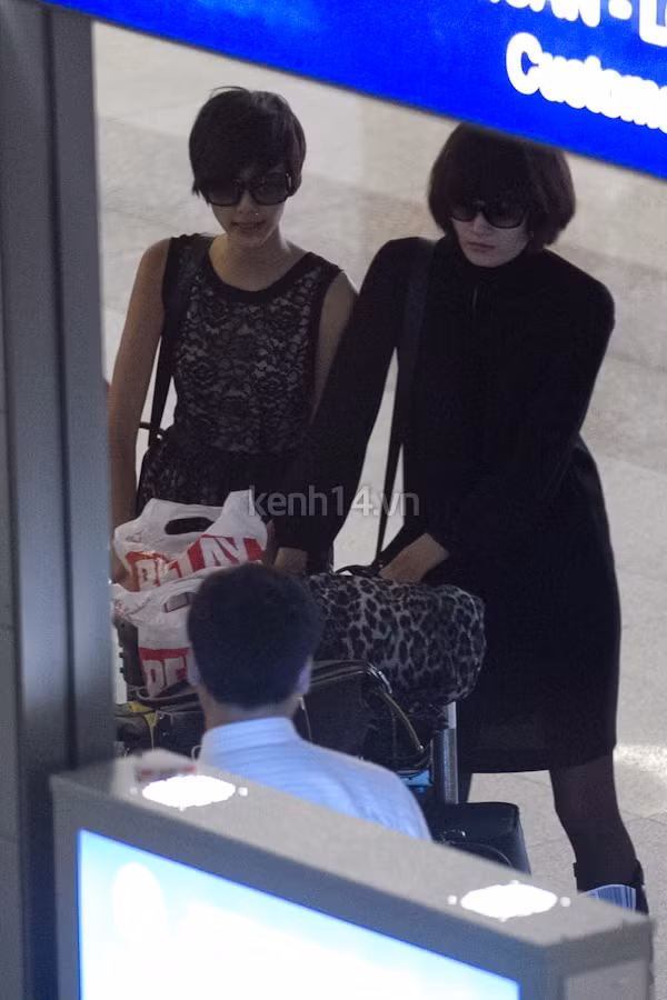 Tất cả đều đeo kính đen nhưng vẫn không khó để nhận ra dàn sao của Vietnam's Next Top Model giữa sân bay vì chiều cao khủng và thời trang độc đáo. (Theo kenh14)