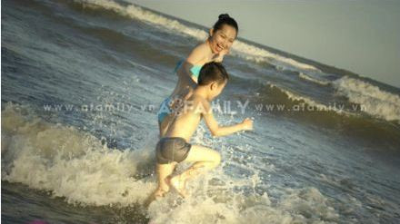 Tạm gác mọi công việc, Kim Hiền dẫn bé Sonic đi chơi ở biển Vũng Tàu vào tháng 2/2012.