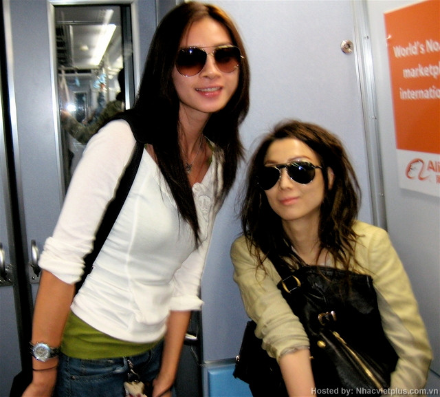 Ngô Thanh Vân gặp thần tượng của mình - Sammi Chueng trên tàu điện ở sân bay Hong Kong vào tháng 10/2007. Ngô Thanh Vân gặp thần tượng của mình - Sammi Chueng trên tàu điện ở sân bay Hong Kong vào tháng 10/2007.