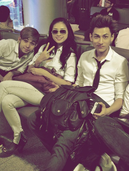 Ngô Thanh Vân trông thật bụi bặm khi mix sơ mi chấm bi với skinny jeans màu bạc. Đôi giày cao gót đế to vừa tạo cảm giác thoải mái khi đi lại, lại vừa khiến cô thêm phần nữ tính Ngô Thanh Vân trông thật bụi bặm khi mix sơ mi chấm bi với skinny jeans màu bạc. Đôi giày cao gót đế to vừa tạo cảm giác thoải mái khi đi lại, lại vừa khiến cô thêm phần nữ tính