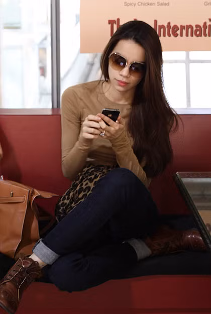 Hai cô chỉ tách nhau ra khi có điện thoại. (Theo ngoisao)