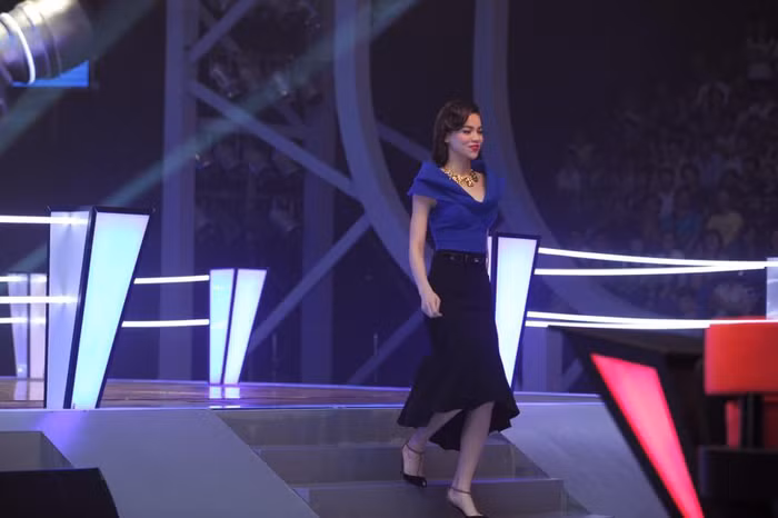 Trang phục không quá cầu kỳ nhưng đủ mang lại vẻ đẹp gợi cảm và nữ tính cho Hà Hồ. Trang phục không quá cầu kỳ nhưng đủ mang lại vẻ đẹp gợi cảm và nữ tính cho Hà Hồ.