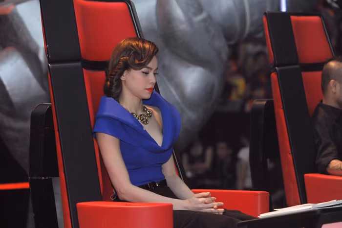 Kiểu tóc búi gọn gàng, sự kết hợp khéo léo giữa màu xanh của chiếc áo và màu đen của váy ôm sát chân giúp cô trở nên quý phái và sang trọng hơn. Kiểu tóc búi gọn gàng, sự kết hợp khéo léo giữa màu xanh của chiếc áo và màu đen của váy ôm sát chân giúp cô trở nên quý phái và sang trọng hơn.