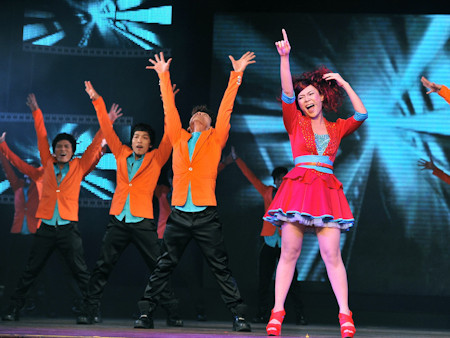 Đêm diễn cũng không có nhiều chiêu quen thuộc như dàn pháo bông, các màn múa phụ họa dày đặc như mọi liveshow trước của Mỹ Tâm. Sân khấu đơn giản nhưng sâu và lộng lẫy. Điểm nhấn chính là phần ánh sáng biến hóa kỳ ảo ấn tượng và đặc biệt chính là sự phô diễn giọng hát vẫn rất đẹp, sung sức của họa mi. (Theo tin180) Đêm diễn cũng không có nhiều chiêu quen thuộc như dàn pháo bông, các màn múa phụ họa dày đặc như mọi liveshow trước của Mỹ Tâm. Sân khấu đơn giản nhưng sâu và lộng lẫy. Điểm nhấn chính là phần ánh sáng biến hóa kỳ ảo ấn tượng và đặc biệt chính là sự phô diễn giọng hát vẫn rất đẹp, sung sức của họa mi. (Theo tin180)