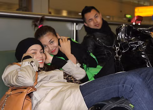 Hồ Ngọc Hà xuất hiện ở sân bay với quần jean áo jacket ấm áp. Cô cùng người bạn thân, Thanh Hằng tham gia chuyến lưu diễn ở Anh vào tháng 12/2010.