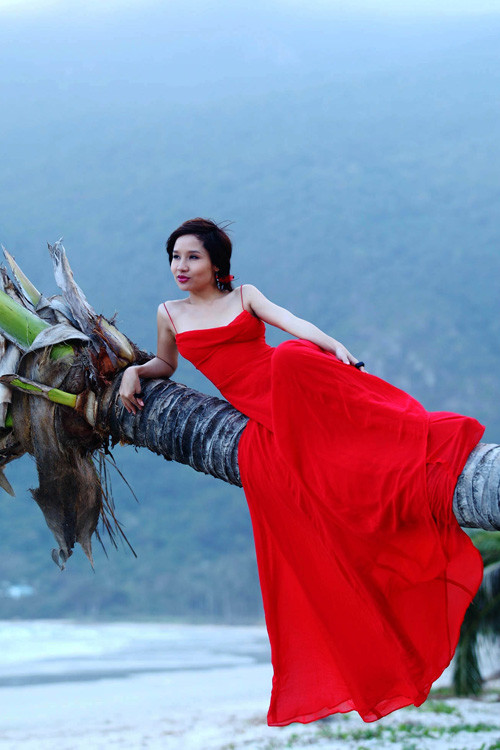 Nữ ca sĩ tạo dáng với chiếc váy đỏ dài thướt tha. (Theo imuzik) Nữ ca sĩ tạo dáng với chiếc váy đỏ dài thướt tha. (Theo imuzik)