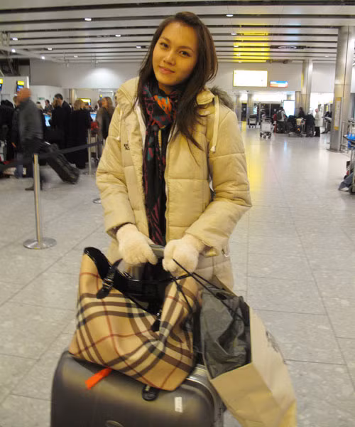 Ngọc Thạch ấm áp với trang phục mùa đông tạo dáng tại sân bay.
