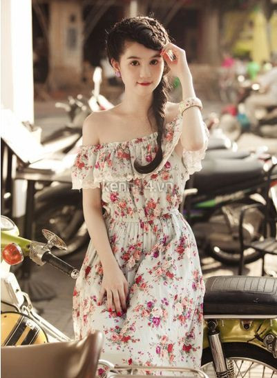 Ngọc Trinh gây bất ngờ với hình ảnh nhẹ nhàng, nữ tính nhưng không kém phần gợi cảm. (Theo kenh14) Ngọc Trinh gây bất ngờ với hình ảnh nhẹ nhàng, nữ tính nhưng không kém phần gợi cảm. (Theo kenh14)