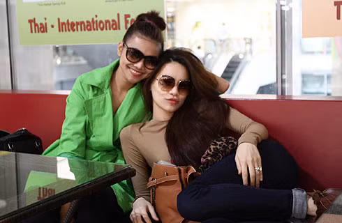 Ca sĩ Hà Hồ tạo dáng nhí nhảnh bên siêu mẫu Thanh Hằng ở sân bay.