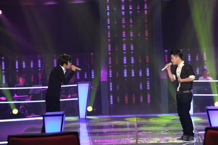 Nếu Hồng Dương có sự lột xác với giọng hát đầy nội lực thì Bùi Anh Tuấn vẫn trung thành theo phong cách biểu diễn nhẹ nhàng, trữ tình.