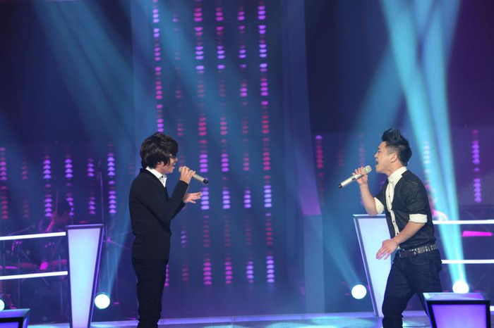 Bùi Anh Tuấn là một anh chàng ngọt ngào từ giọng hát đến tính cách; tuy nhiên tại tập 1 vòng Đối đầu xét tổng thể thì giọng của Hồng Dương vẫn nhỉnh hơn. Bùi Anh Tuấn là một anh chàng ngọt ngào từ giọng hát đến tính cách; tuy nhiên tại tập 1 vòng Đối đầu xét tổng thể thì giọng của Hồng Dương vẫn nhỉnh hơn.