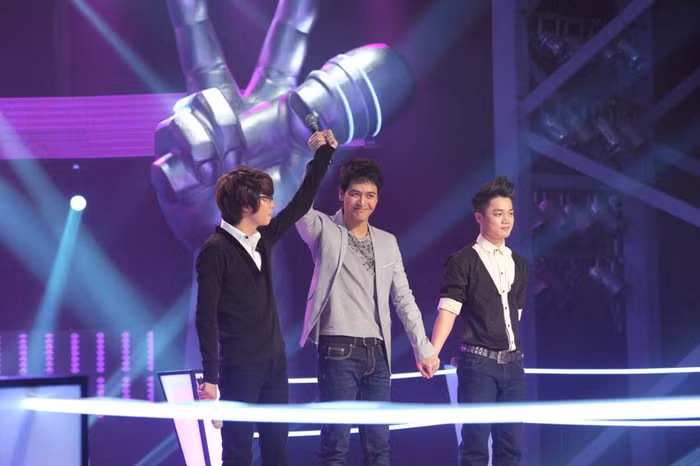 Và kết quả Bùi Anh Tuấn được lựa chọn đi tiếp, bởi chàng hot boy này hứa hẹn sẽ mang đến sức hút cho The Voice trong những tập tiếp theo nhiều hơn là Hồng Dương.