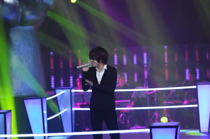 Các fan nữ đợi chờ giây phút Bùi Anh Tuấn cất giọng ở vòng Đối đầu đã từ lâu, bởi ấn tượng hot boy để lại tại vòng Giấu mặt là quá lớn.