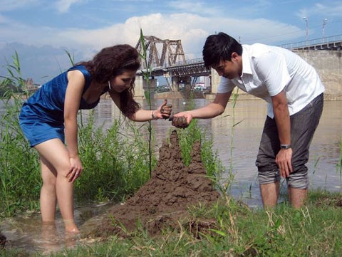 Trong phim, chàng diễn viên hào hoa này cũng có những pha tình cảm với diễn viên trẻ Quỳnh Hoa. (Theo 24h) Trong phim, chàng diễn viên hào hoa này cũng có những pha tình cảm với diễn viên trẻ Quỳnh Hoa. (Theo 24h)