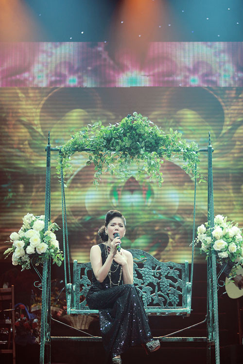 Vời thời lượng gần 3 tiếng với hơn 30 ca khúc, Lệ Quyên đã mang đến cho khán giả một không gian âm nhạc đầy ắp những kỷ niệm về thời hoàng kim của dòng nhạc trẻ. (Theo vntic) Vời thời lượng gần 3 tiếng với hơn 30 ca khúc, Lệ Quyên đã mang đến cho khán giả một không gian âm nhạc đầy ắp những kỷ niệm về thời hoàng kim của dòng nhạc trẻ. (Theo vntic)